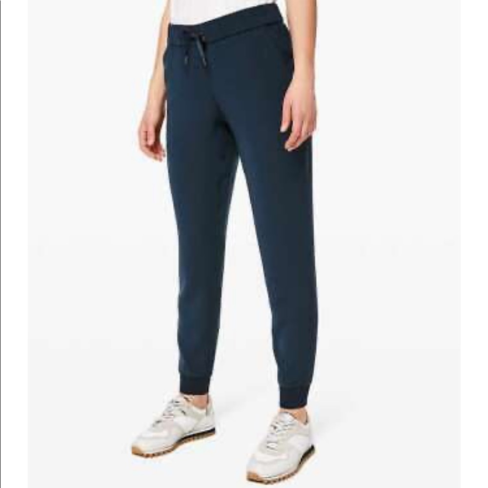 Navy blue on the fly jogger woven